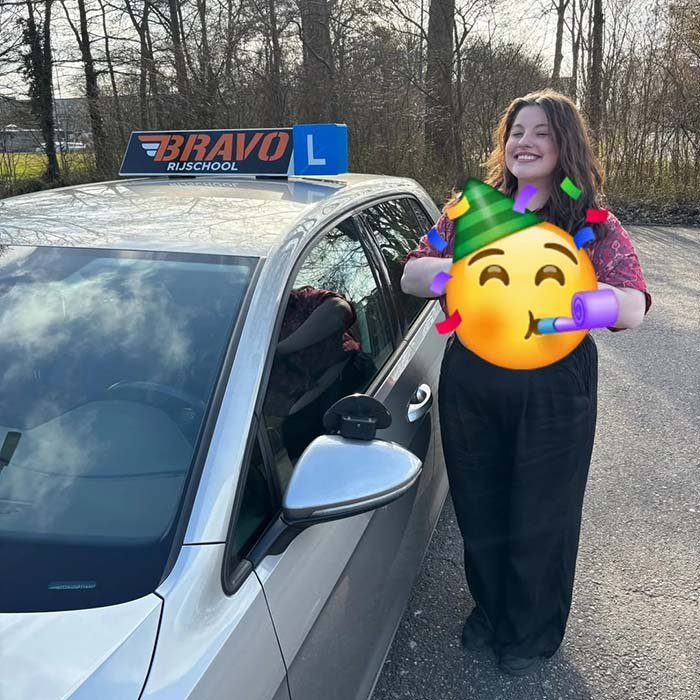 Blije leerling die in 1 keer is geslaagd bij CBR door Rijschool Alphen aan den Rijn