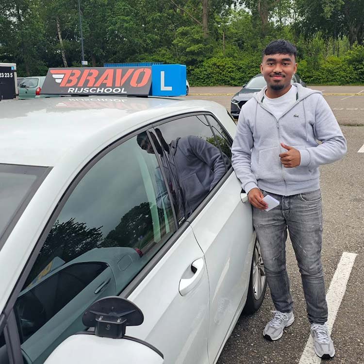 Leerling geslaagd voor zijn praktijkexamen door Rijschool Bravo in Alphen aan den Rijn
