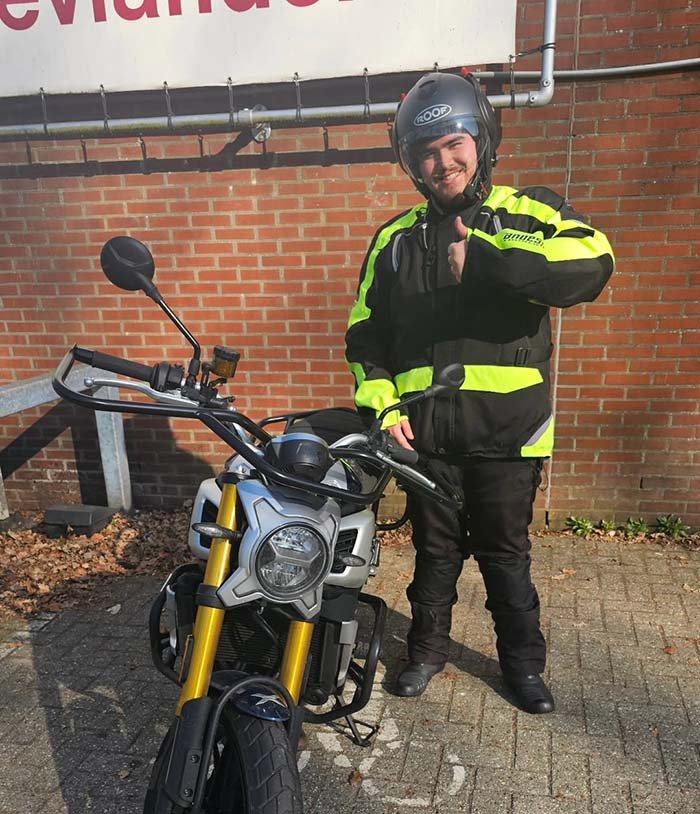 Leerling geslaagd voor Motor praktijkexamen door Rijschool Bravo in Alphen aan den Rijn