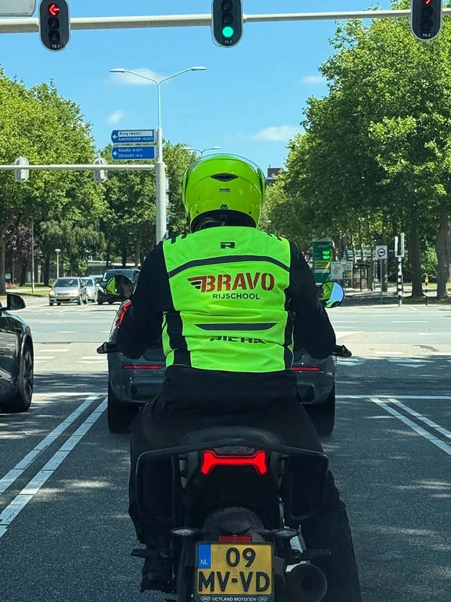 Motor rijles vest van Rijschool Bravo