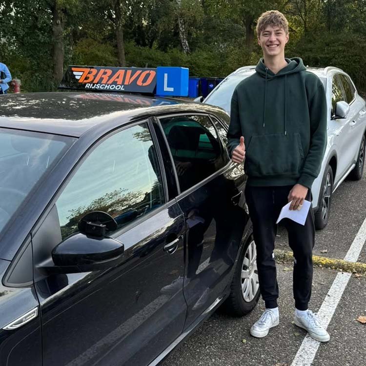 Leerling geslaagd voor Praktijkexamen auto bij CBR door Rijschool Alphen aan den Rijn