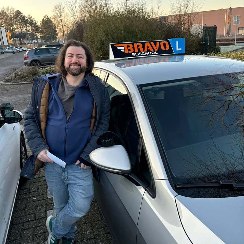Leerling geslaagd bij Rijschool Bravo in Alphen aan den Rijn