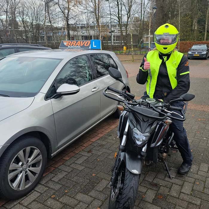 Rijschool leerling geslaagd voor motor examen in Alphen aan den Rijn